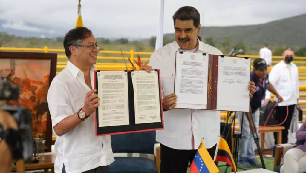 Colombian President Gustavo Petro (left) and Venezuelan President Nicolás Maduro (right) showing the partial trade agreement #28 they just signed on the Tienditas Bridge on Thursday, February 16, 2023. Photo: El Tiempo.