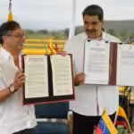 Colombian President Gustavo Petro (left) and Venezuelan President Nicolás Maduro (right) showing the partial trade agreement #28 they just signed on the Tienditas Bridge on Thursday, February 16, 2023. Photo: El Tiempo.