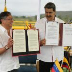 Colombian President Gustavo Petro (left) and Venezuelan President Nicolás Maduro (right) showing the partial trade agreement #28 they just signed on the Tienditas Bridge on Thursday, February 16, 2023. Photo: El Tiempo.