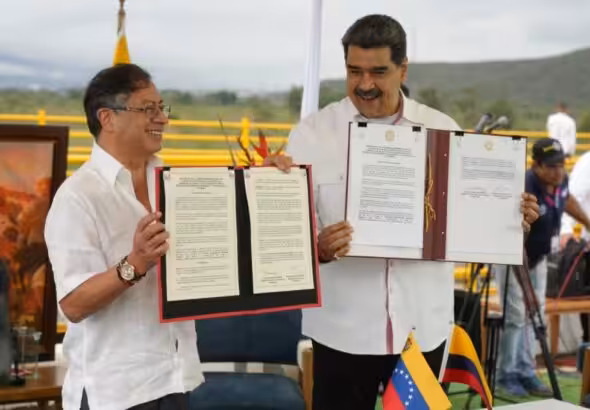 Colombian President Gustavo Petro (left) and Venezuelan President Nicolás Maduro (right) showing the partial trade agreement #28 they just signed on the Tienditas Bridge on Thursday, February 16, 2023. Photo: El Tiempo.