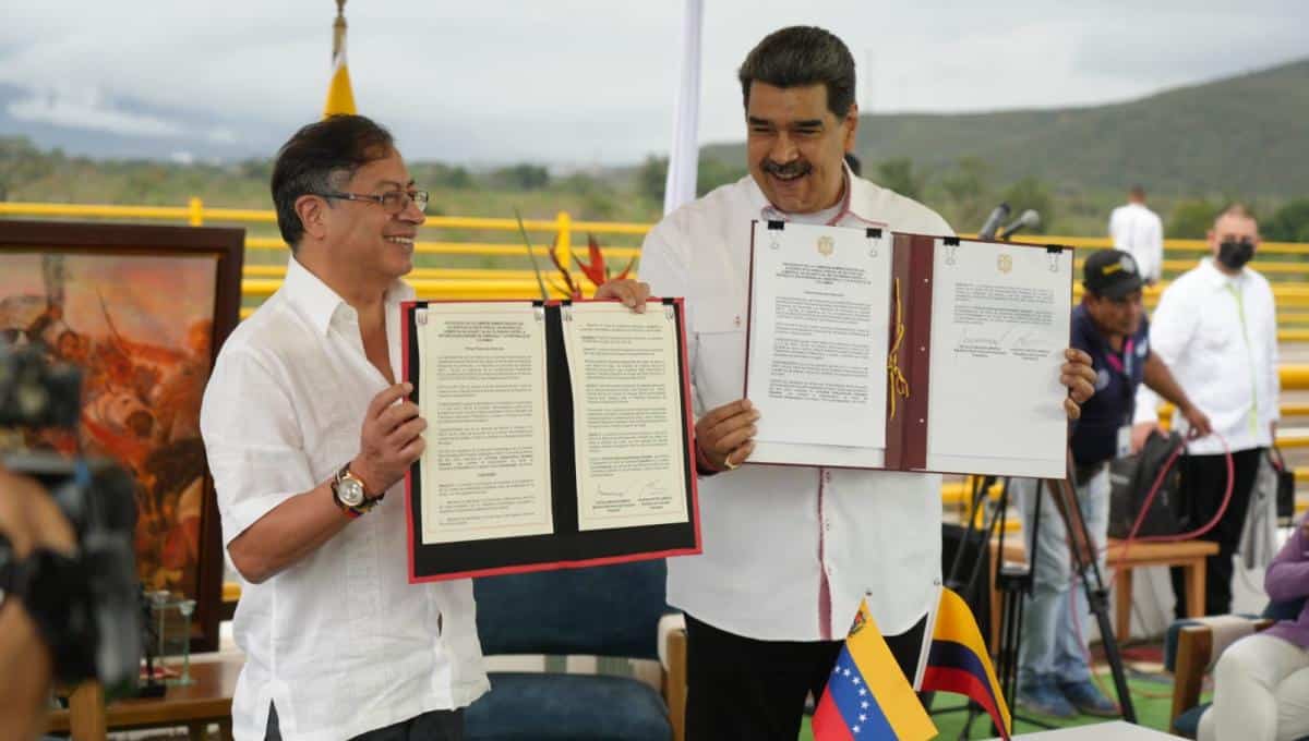 Colombian President Gustavo Petro (left) and Venezuelan President Nicolás Maduro (right) showing the partial trade agreement #28 they just signed on the Tienditas Bridge on Thursday, February 16, 2023. Photo: El Tiempo.