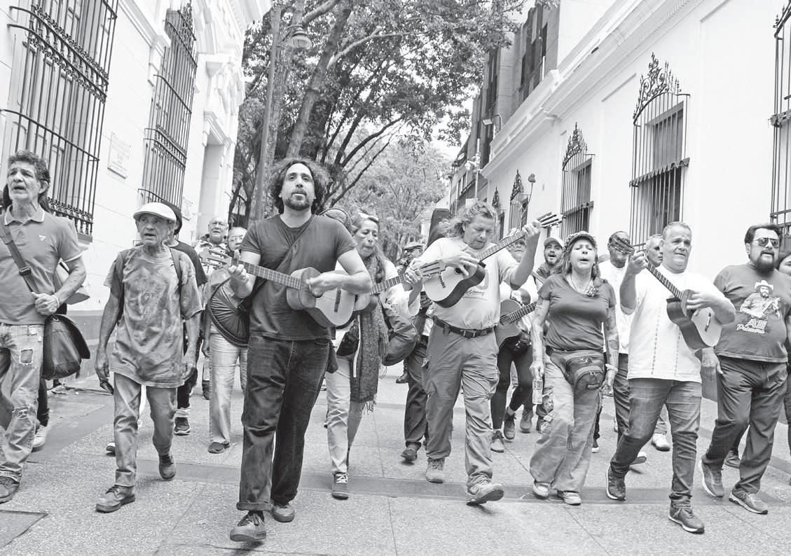 Relatives, friends and fans of Alí Primera march in Caracas to commemorate the musician's life 38 years after his passing, February 16, 2023. Photo: Últimas Noticias.