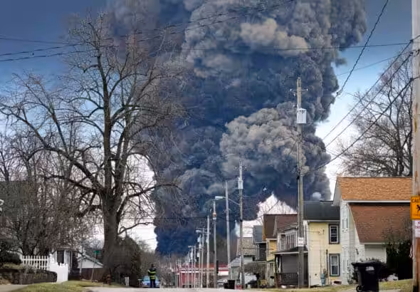 A black plume rises over East Palestine, Ohio, resulting from the derailment of a Norfolk Southern train carrying chemicals on Monday, February 6, 2023. Photo: Gene J. Puskar/AP.