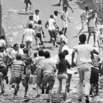 People in the street of Caracas during the Caracazo uprising in 1989. Photo: Frasso.