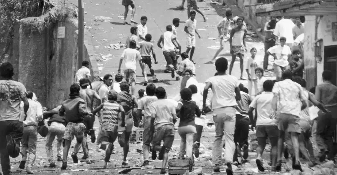 People in the street of Caracas during the Caracazo uprising in 1989. Photo: Frasso.
