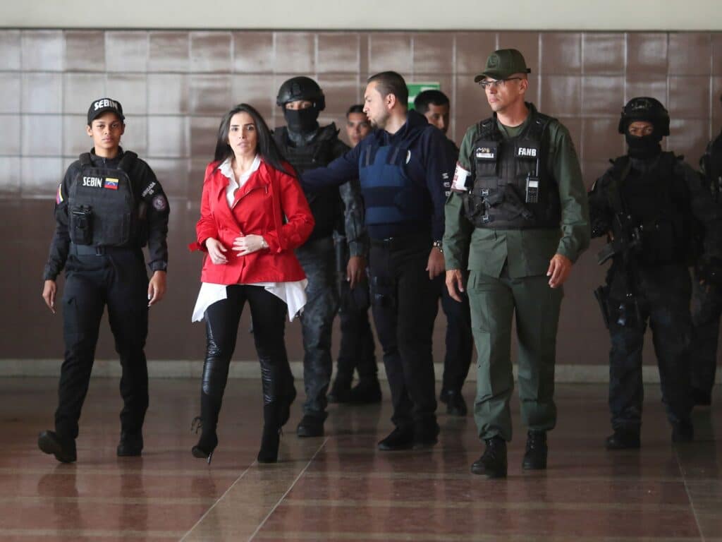 Aída Merlano being escorted by Venezuelan security personnel to one of her court appearances in Venezuela. File photo.