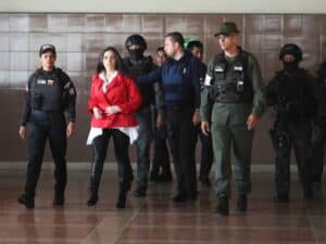 Aída Merlano being escorted by Venezuelan security personnel to one of her court appearances in Venezuela. File photo.