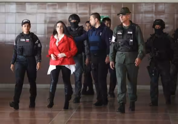 Aída Merlano being escorted by Venezuelan security personnel to one of her court appearances in Venezuela. File photo.