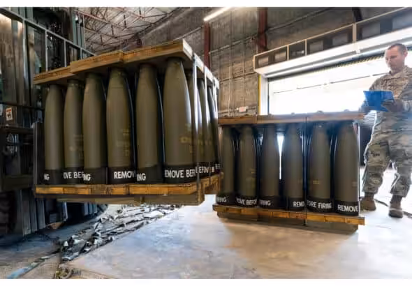 A U.S. Air Force staff sergeant checks pallets of 155 mm shells ultimately bound for Ukraine, at Dover Air Force Base, U.S., April 29, 2022. Photo: AFP.