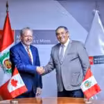 Canadian Ambassador to Peru and Bolivia, Louis Marcotte, shaking hands with Peruvian Mining Minister, Oscar Vera Gargurevich. Image credit: Ministry of Energy and Mines of Peru. File photo.