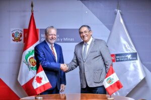 Canadian Ambassador to Peru and Bolivia, Louis Marcotte, shaking hands with Peruvian Mining Minister, Oscar Vera Gargurevich. Image credit: Ministry of Energy and Mines of Peru. File photo.