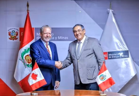 Canadian Ambassador to Peru and Bolivia, Louis Marcotte, shaking hands with Peruvian Mining Minister, Oscar Vera Gargurevich. Image credit: Ministry of Energy and Mines of Peru. File photo.