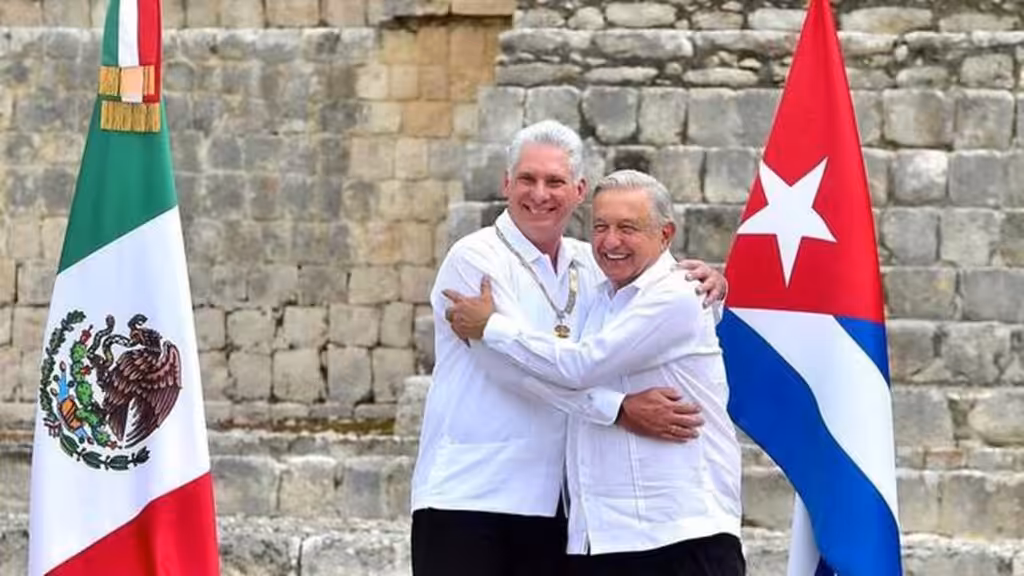 Cuban President Miguel Díaz-Canel (left) and Mexican President Andrés Manuel López Obrador (right) embrace. Photo: Presidency of Mexico.