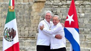 Cuban President Miguel Díaz-Canel (left) and Mexican President Andrés Manuel López Obrador (right) embrace. Photo: Presidency of Mexico.