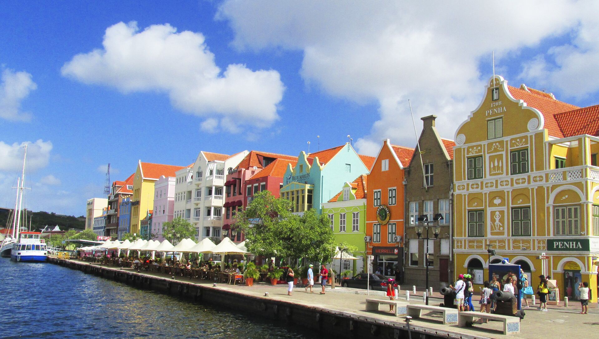 Colorful houses lining a waterfront street in Willemstad, the capital of Curaçao. Photo: Andrés Molina Mesa.
