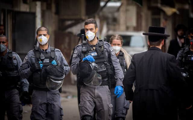 Zionist repressive agents close synagogues and disperse public gatherings in Jerusalem's Mea Shearim, March 31, 2020. Photo: Yonatan Sindel/Flash90.