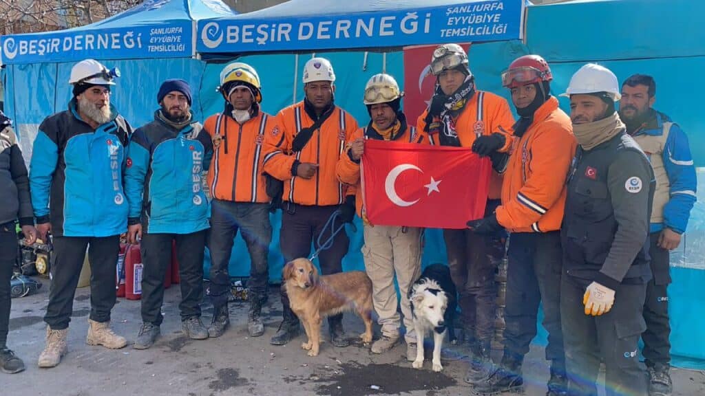 Venezuelan and Turkish emergency responders recognize the solidarity of the Venezuelan people assisting them after the earthquake. Photo: Twitter/@madeleintlsur.