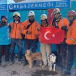 Venezuelan and Turkish emergency responders recognize the solidarity of the Venezuelan people assisting them after the earthquake. Photo: Twitter/@madeleintlsur.