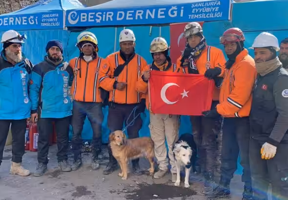 Venezuelan and Turkish emergency responders recognize the solidarity of the Venezuelan people assisting them after the earthquake. Photo: Twitter/@madeleintlsur.