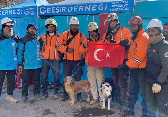 Venezuelan and Turkish emergency responders recognize the solidarity of the Venezuelan people assisting them after the earthquake. Photo: Twitter/@madeleintlsur.