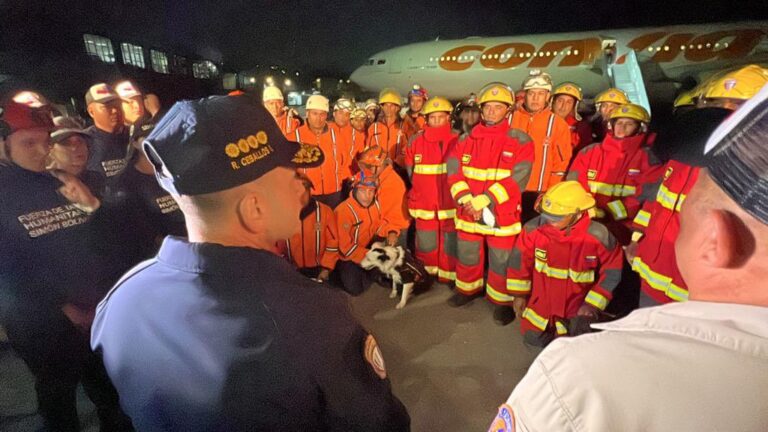 Venezuelan minister of the interior, justice and peace, Remigio Ceballos, during the farewell to the emergency teams sent to Türkiye and Syria to help in the find and rescue operations after the earthquake that hit the region this Monday. Photo: Alba Ciudad.