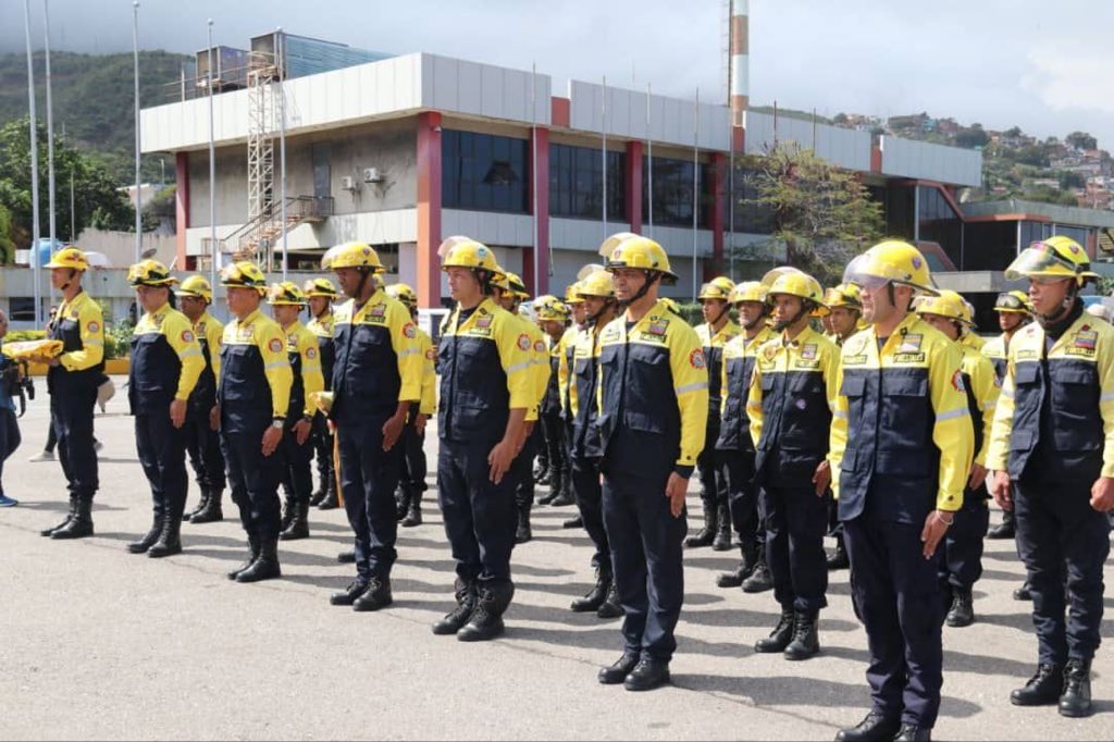 Brigade of Venezuelan forest firefighter sent to help manage forest fires in Chile. Photo: Twitter/@yvangil.