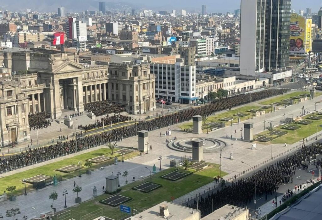 housands of police and military forces put the city of Lima in a de facto state of siege during the first day of the national strike, February 9, 2023. Photo: Twitter/@FOL_oficial.