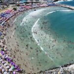 Beach full of travelers during the Carnival holiday in La Guaira, Venezuela. Photo: Twitter/@PartidoPSUV