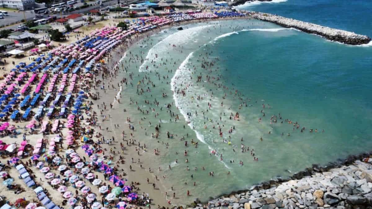 Beach full of travelers during the Carnival holiday in La Guaira, Venezuela. Photo: Twitter/@PartidoPSUV