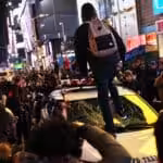 A demonstrator stomps on the window of an NYPD car as people protest the death of Tyre Nichols on January 27, 2023 in New York City. Foto Michael M. Santiago/Getty images.