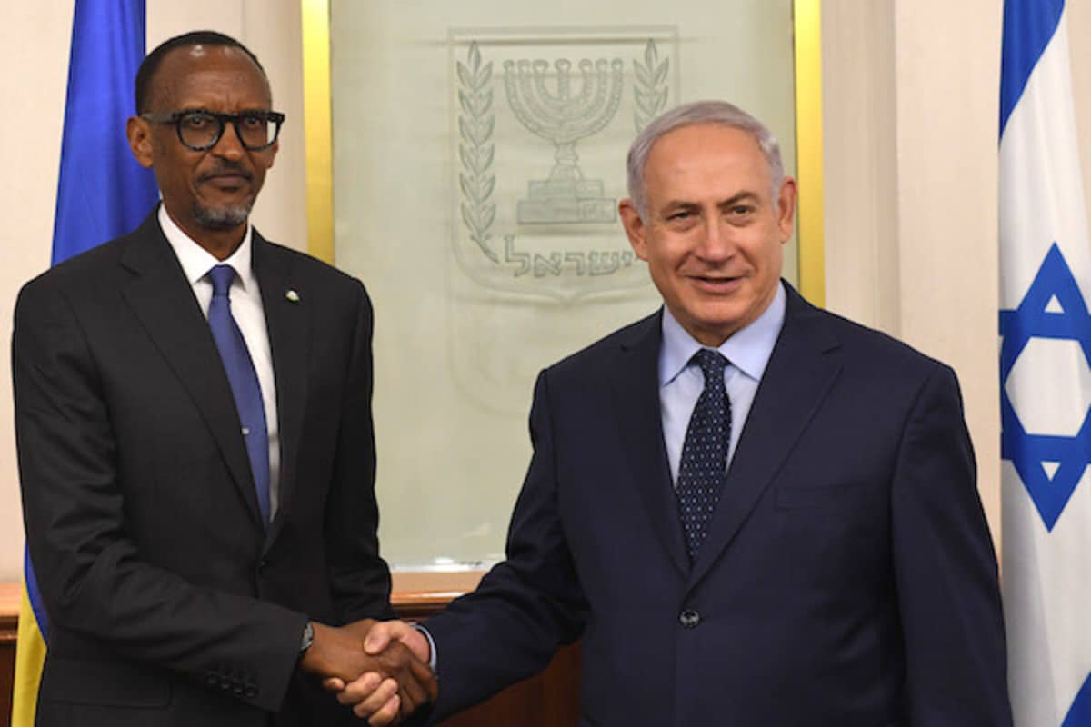 Rwandan President Paul Kagame (left) and Israeli Prime Minister Benjamin Netanyahu (right) shake hands, during the former's visit to Israel in 2017. Photo: Kobi Gideon/GPO.