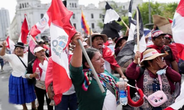 Protesters, consisting of indigenous activists and workers, raise flags in Plaza San Martín, Lima, Peru in opposition to the coup government of Dina Boluarte, January 2023. Photo: La Tercera.