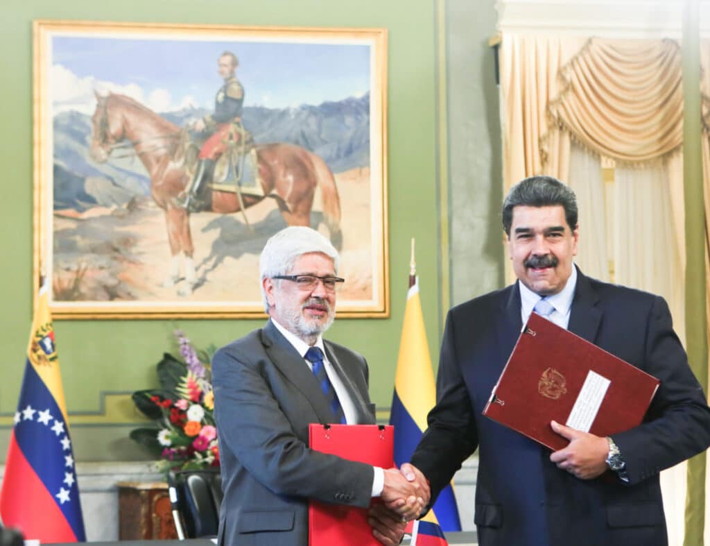 President Nicolás Maduro (right) and Colombian Minister of Commerce, Industry, and Tourism, Darío Germán Umaña (left). File photo.