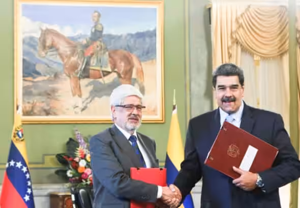 President Nicolás Maduro (right) and Colombian Minister of Commerce, Industry, and Tourism, Darío Germán Umaña (left). File photo.