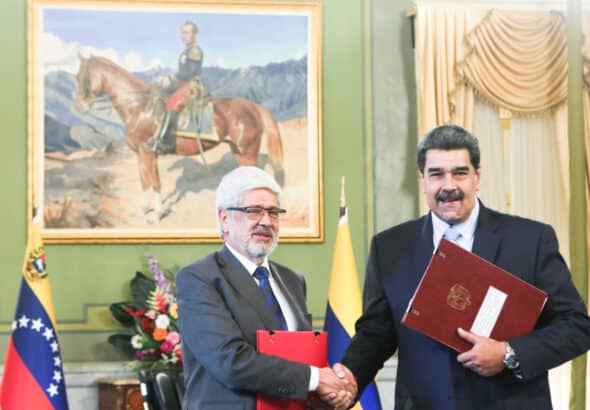 President Nicolás Maduro (right) and Colombian Minister of Commerce, Industry, and Tourism, Darío Germán Umaña (left). File photo.