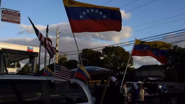 Venezuelan opposition demonstrators wave US and seven-starred Venezuelan flags, demanding US intervention in Venezuela. Photo: CrisisGroup