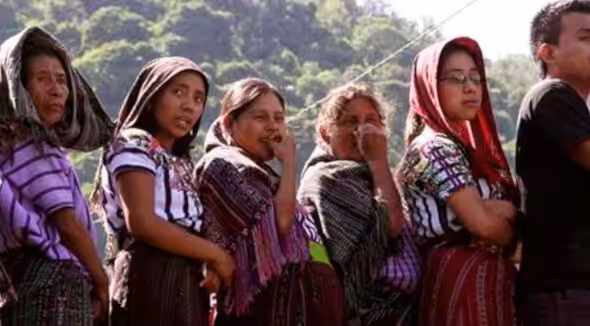 In line to vote in the previous elections. Could it be that they are not going to be able to vote for an authentically Indigenous and peasant candidate? Photo: Dick Emanuelsson.