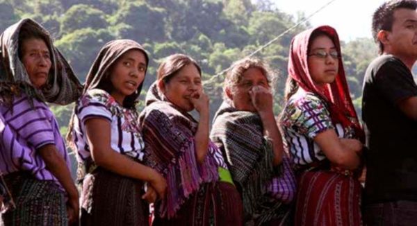 In line to vote in the previous elections. Could it be that they are not going to be able to vote for an authentically Indigenous and peasant candidate? Photo: Dick Emanuelsson.