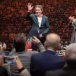 Internationally acclaimed Venezuelan conductor Gustavo Dudamel (left) and the president of the New York Philharmonic, Deborah Borda (right) at a press conference this Monday, February 20, 2023. Photo: John Minchillo/AP.