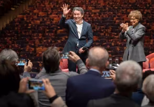 Internationally acclaimed Venezuelan conductor Gustavo Dudamel (left) and the president of the New York Philharmonic, Deborah Borda (right) at a press conference this Monday, February 20, 2023. Photo: John Minchillo/AP.