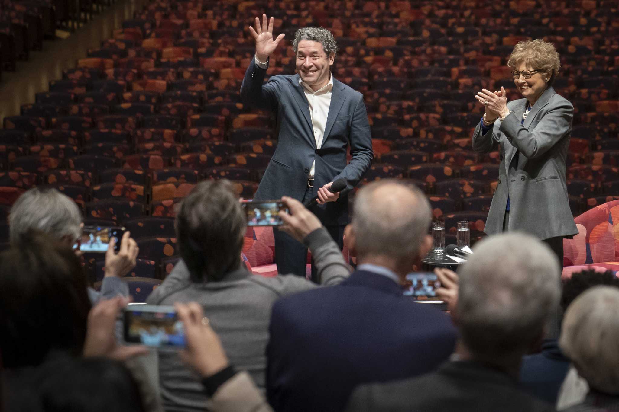 Internationally acclaimed Venezuelan conductor Gustavo Dudamel (left) and the president of the New York Philharmonic, Deborah Borda (right) at a press conference this Monday, February 20, 2023. Photo: John Minchillo/AP.