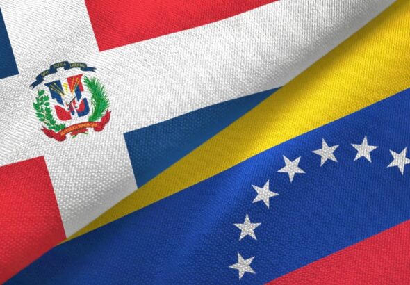 Photo composition interlacing the flags of the Dominican Republic and Venezuela. Photo: RedRadioVE/File photo.