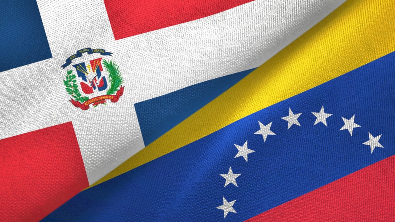 Photo composition interlacing the flags of the Dominican Republic and Venezuela. Photo: RedRadioVE/File photo.