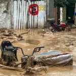 The floods wash away vehicles and houses. Photo: Phys.org.