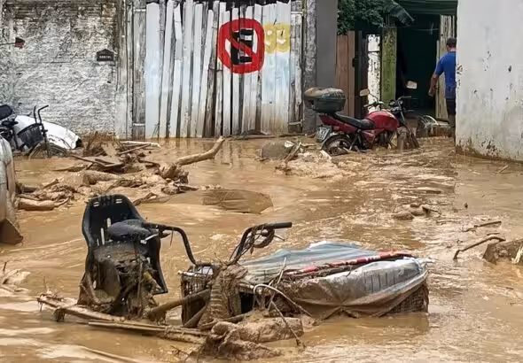 The floods wash away vehicles and houses. Photo: Phys.org.