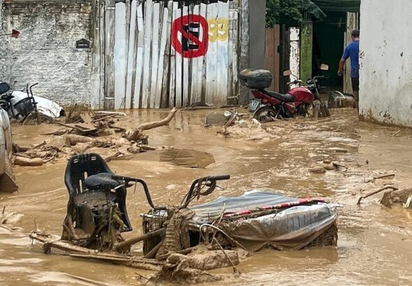 The floods wash away vehicles and houses. Photo: Phys.org.