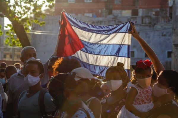 Cubans raising their flag in a rally. Photo: Ricardo IV Tamayo.