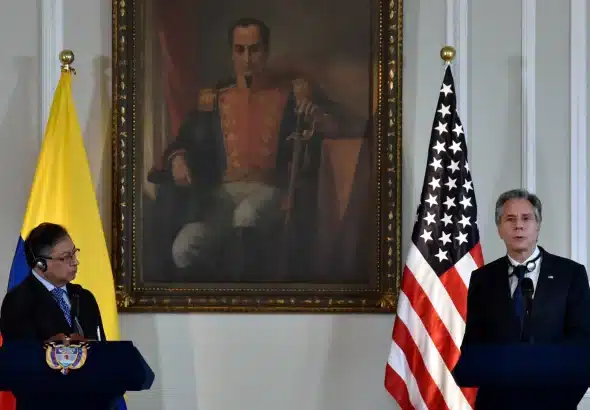 US Secretary of State Antony J. Blinken (right) and Colombia’s President Gustavo Petro (left) speaking at a joint news conference in Bogotá with a a painting of Simón Bolívar in the background, on Monday, October 3, 2022. Photo: Guillermo Legaria/Getty Images/File photo.