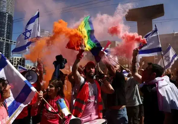 Israeli demonstrators take part in an anti-government protest in Tel Aviv, March 16, 2023. Photo: Ilia Yefimovich/C dpa via AP.