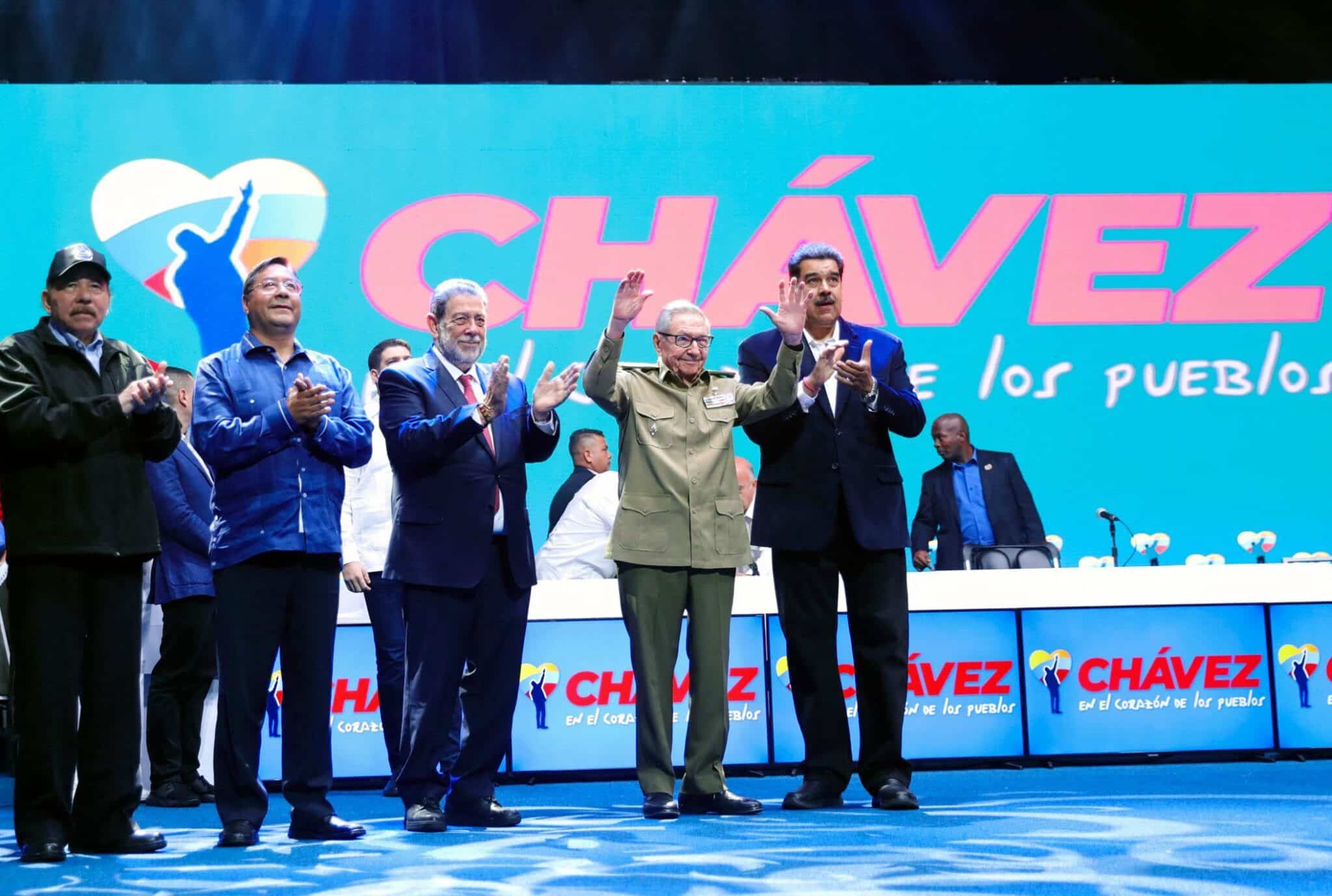From left to right: President Daniel Ortega from Nicaragua, President Luis Arce from Bolivia, President Ralph Gonsalves from St. Vincent and the Grenadines, Cuban leader Raúl Castro and Venezuelan President Nicolás Maduro, standing and applauding during the closing ceremony of the congress organized in commemoration of the 10th anniversary of the passing of President Hugo Chávez, Sunday, March 5, 2023. Photo: Presidential Press.